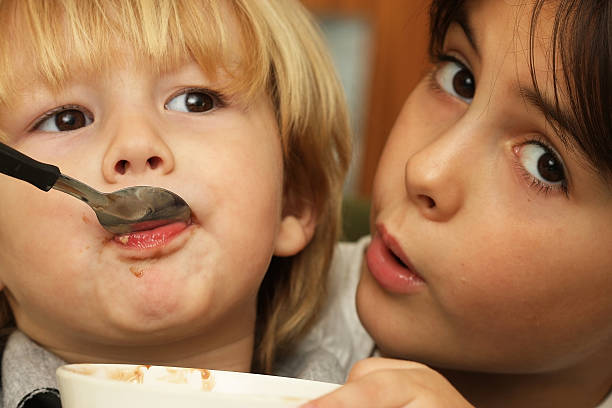 bambini mangiare icecream - child chocolate ice cream human mouth foto e immagini stock