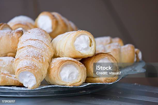 Blätterteig Brötchen Gefüllt Creme Stockfoto und mehr Bilder von Rolle - Rolle, Sahne, Aufschäumen