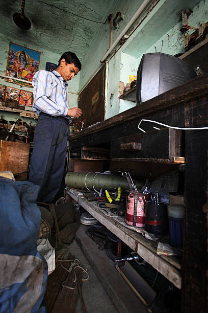 indischer mitarbeiter: elektrische arbeit - developing countries small business india owner stock-fotos und bilder