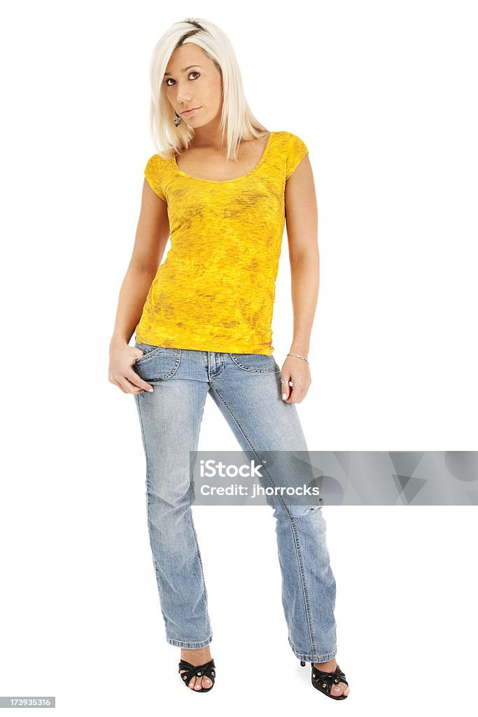 若いブロンドの女性のジーンズとイエロー Tshirt - 白背景のロイヤリティフリーストックフォト