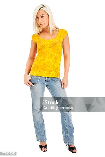 若いブロンドの女性のジーンズとイエロー Tshirt - 白背景のストックフォトや画像を多数ご用意 - 白背景, カッコいい, カットアウト