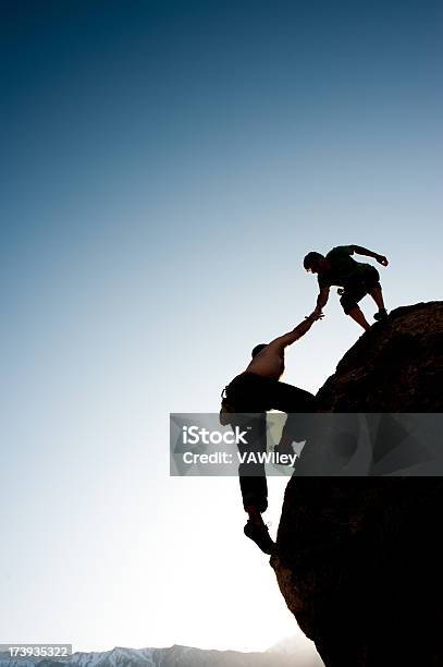 Mano Amica - Fotografie stock e altre immagini di Assistenza - Assistenza, Alpinismo, Concetti