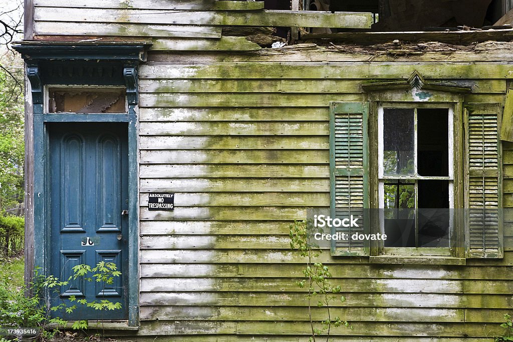 Viejo abandonado House - Foto de stock de Abandonado libre de derechos