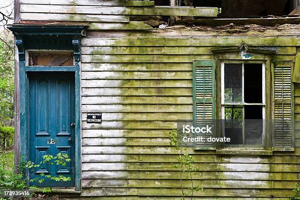 Viejo Abandonado House Foto de stock y más banco de imágenes de Abandonado - Abandonado, Abstracto, Aire libre