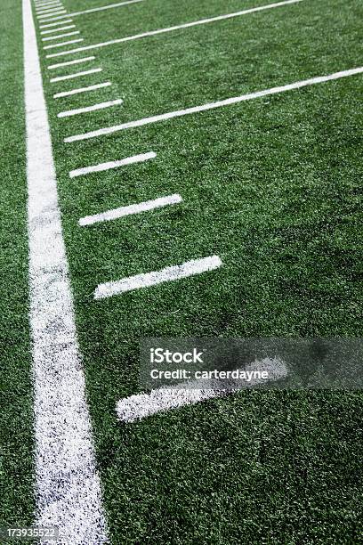 フットボールスタジアムスポーツ会場の人工芝とマーキング - アメリカンフットボール場のストックフォトや画像を多数ご用意 - アメリカンフットボール場, 縞模様, 線