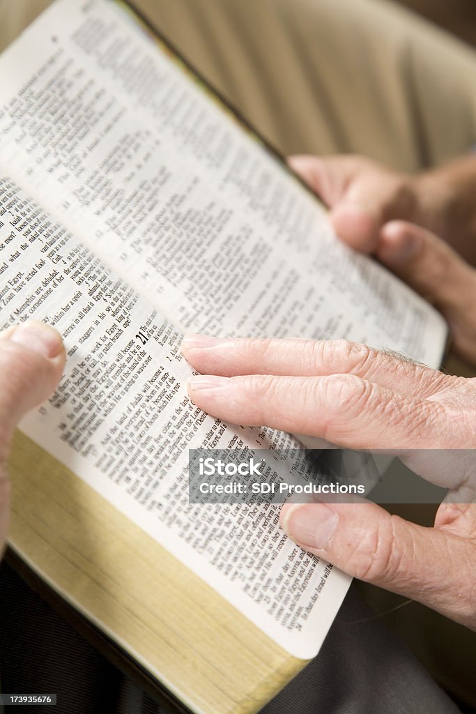 La Biblia ser leído por dos personas - Foto de stock de Biblia libre de derechos