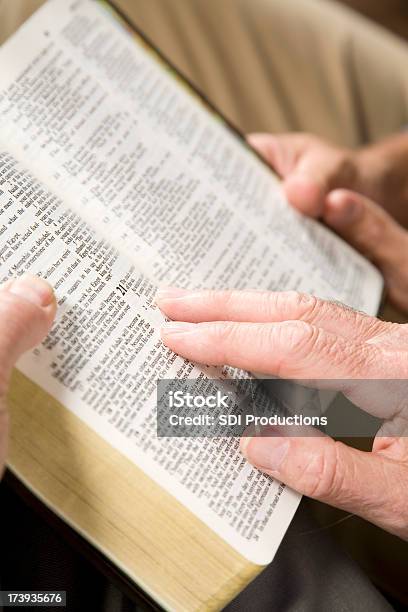 La Biblia Ser Leído Por Dos Personas Foto de stock y más banco de imágenes de Biblia - Biblia, Estudiar, Adorador