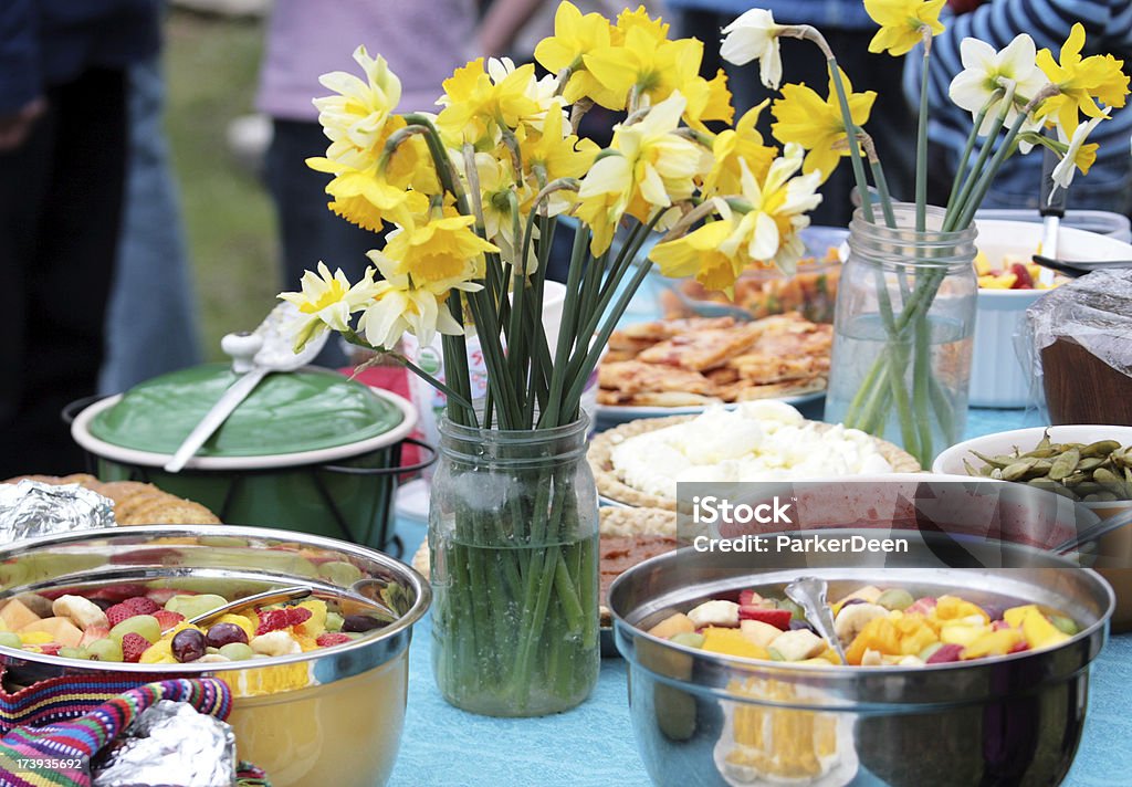 Potluck ou pique-nique de printemps - Photo de Repas communautaire libre de droits