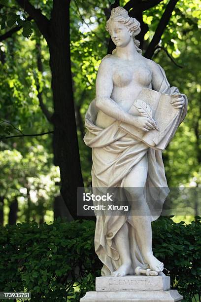 Statue Of Piękne Bogini W Ogród Letni St Petersburg - zdjęcia stockowe i więcej obrazów Statua