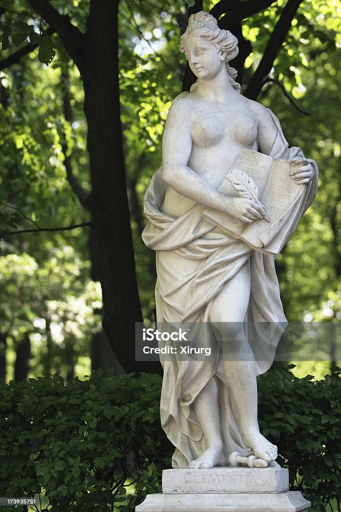 Estátua da Deusa bonito no jardim de Verão (São Petersburgo - Royalty-free Estátua Foto de stock