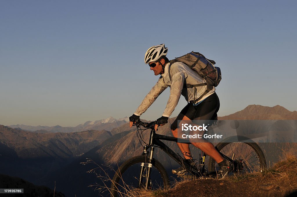 mountainbiker 夜 - イタリアのロイヤリティフリーストックフォト