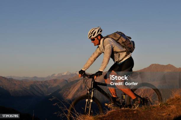 Mountainbiker 夜 - イタリアのストックフォトや画像を多数ご用意 - イタリア, エクストリームスポーツ, サイクリング