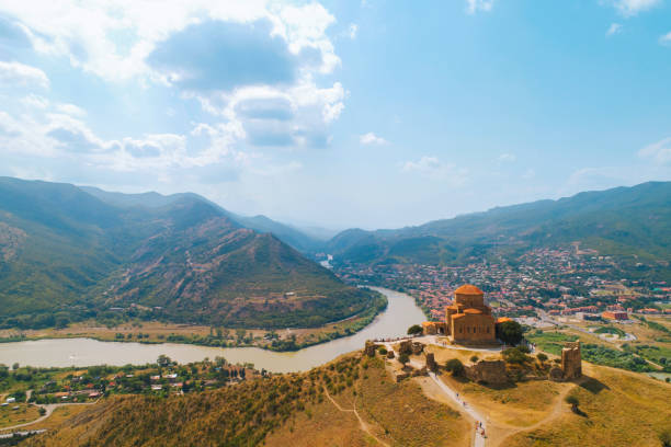 ジョージア州ジュヴァリ修道院の空撮 - kura river ストックフォトと画像