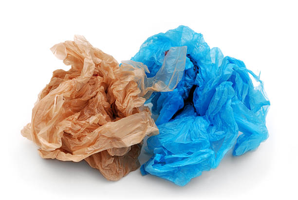 blau und braunem kunststoff einkaufssackerl - plastiktüte stock-fotos und bilder