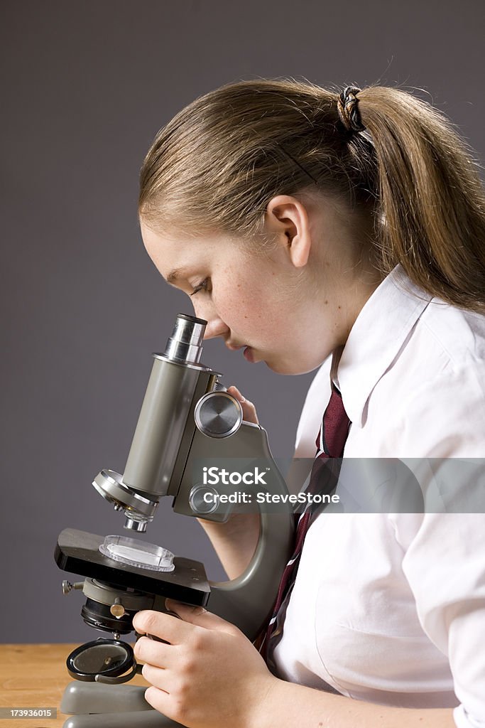 Fille avec un microscope-vue de côté - Photo de Apprentissage libre de droits