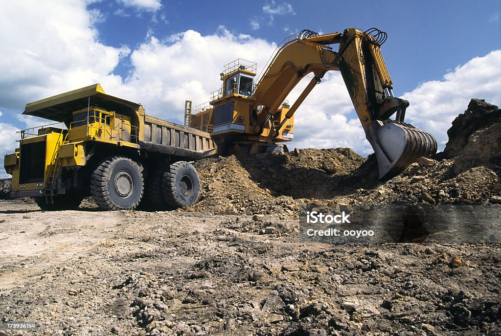 Escavatore & dump - Foto stock royalty-free di Cantiere di costruzione
