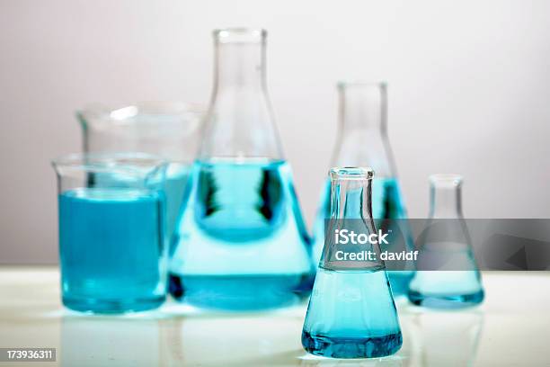 Foto de Ciência De Vidro e mais fotos de stock de Artigos de Vidro de Laboratório - Artigos de Vidro de Laboratório, Aula de Química, Ciência