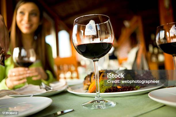 Vinho Tinto - Fotografias de stock e mais imagens de Gastrónomo - Gastrónomo, Mulheres, Pôr a Mesa