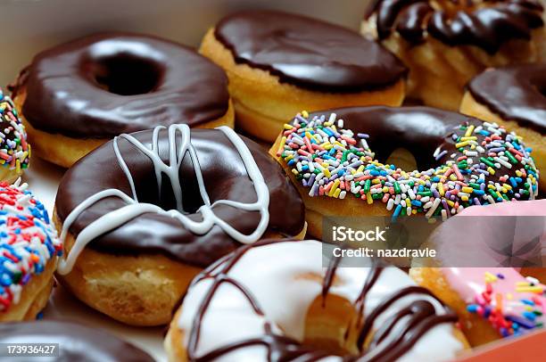 Rosquillas Surtidos Primer Plano Foto de stock y más banco de imágenes de Buñuelo en forma de rosca - Buñuelo en forma de rosca, Caja, Comida para llevar