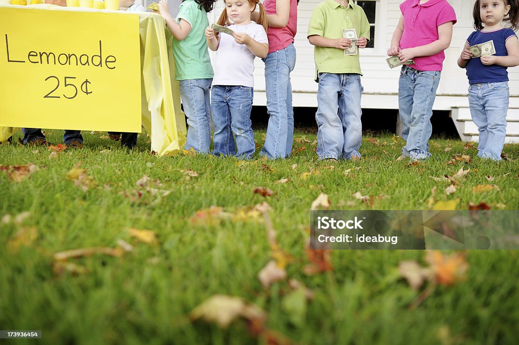 Kinder Schlange auf einem Limonadenstand - Lizenzfrei Abwarten Stock-Foto