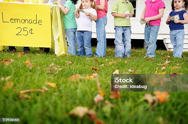 Kinder Schlange Auf Einem Limonadenstand Stockfoto und mehr Bilder von Abwarten - Abwarten, Kind, Kindergartenkind