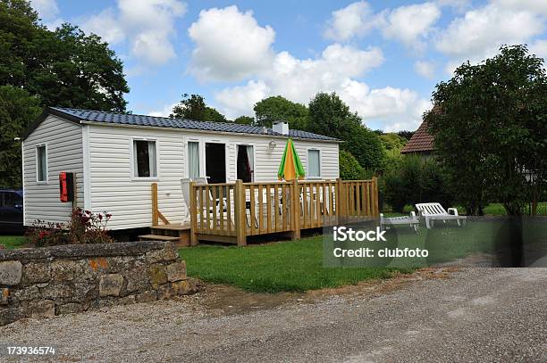 Foto de Static Férias Caravan Em Um Campo Rural Camp e mais fotos de stock de Casa Móvel - Casa Móvel, Cena Rural, Destino turístico