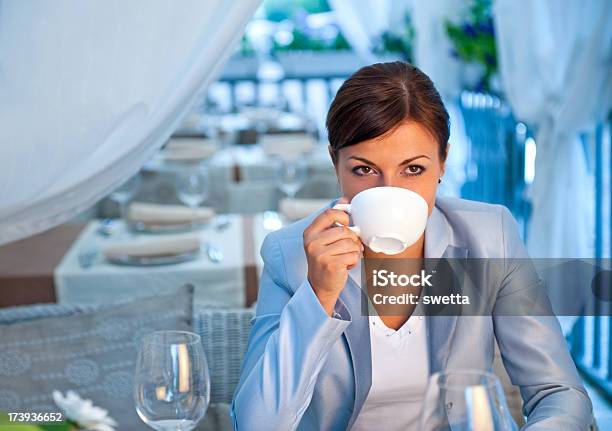 Молодая Женщина Пьет Чай В Ресторане — стоковые фотографии и другие картинки 20-24 года - 20-24 года, Ароматический, Бизнес