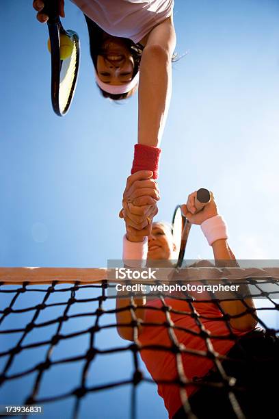 Трясти Руки Над Теннисная Сетка — стоковые фотографии и другие картинки Теннис - Теннис, Выигрывать, Приветствовать