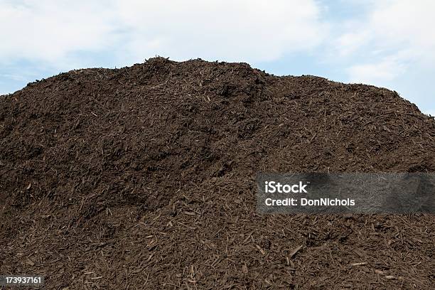 브라운 Mulch 더미 흙에 대한 스톡 사진 및 기타 이미지 - 흙, 앞마당 또는 뒷마당, 더미