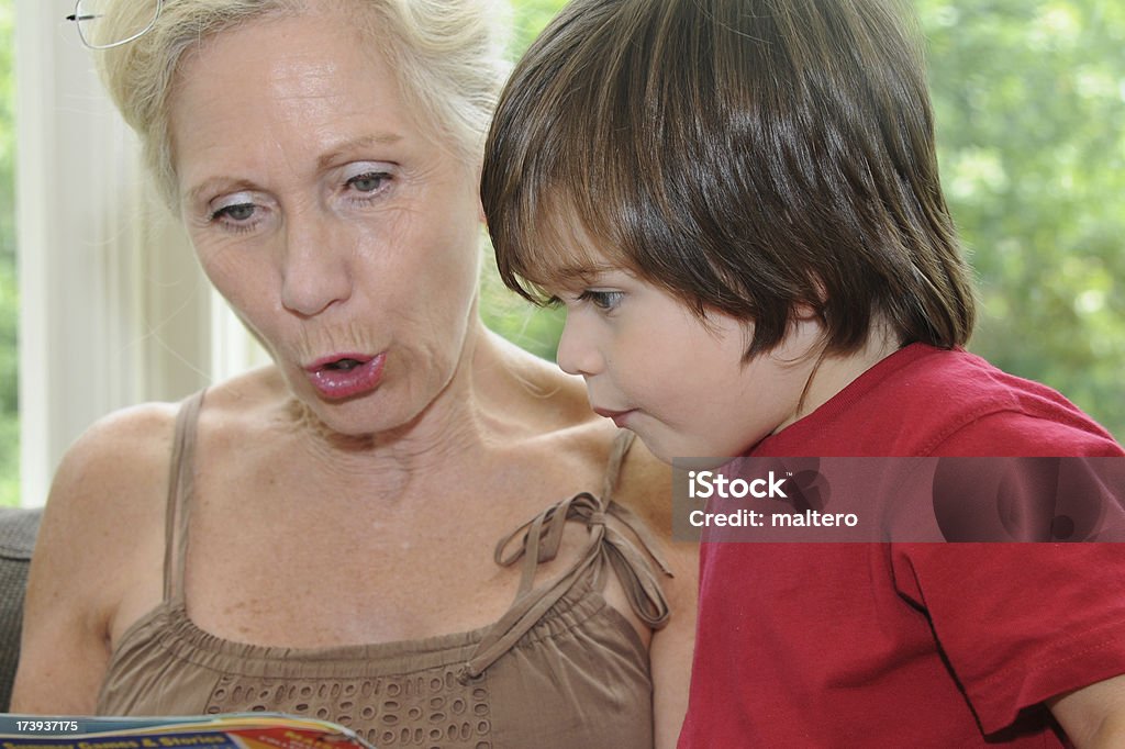 Großmutter und Enkel lesen. - Lizenzfrei 2-3 Jahre Stock-Foto