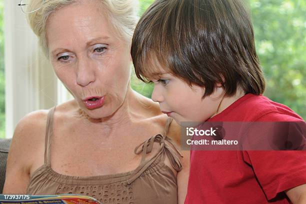 Großmutter Und Enkel Lesen Stockfoto und mehr Bilder von 2-3 Jahre - 2-3 Jahre, Aktiver Senior, Alter Erwachsener