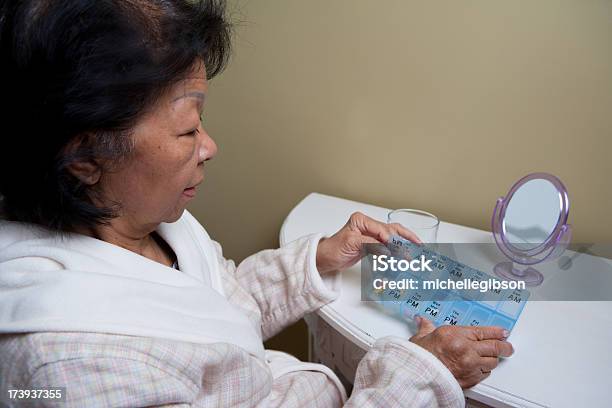 Idosos Senior Sorridente No Espelho Enquanto Estiver A Tomar Medicação - Fotografias de stock e mais imagens de Adulto