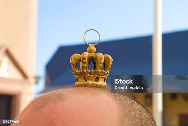 Ein Kingsizebett Mit Kleine Krone Auf Skinhead Stockfoto und mehr Bilder  von Spielzeug - Spielzeug, Abstrakt, Eleganz - iStock