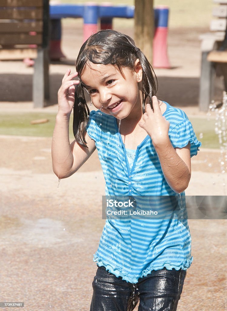 Dziewczynka bawi się w parku wodnym - Zbiór zdjęć royalty-free (4 - 5 lat)