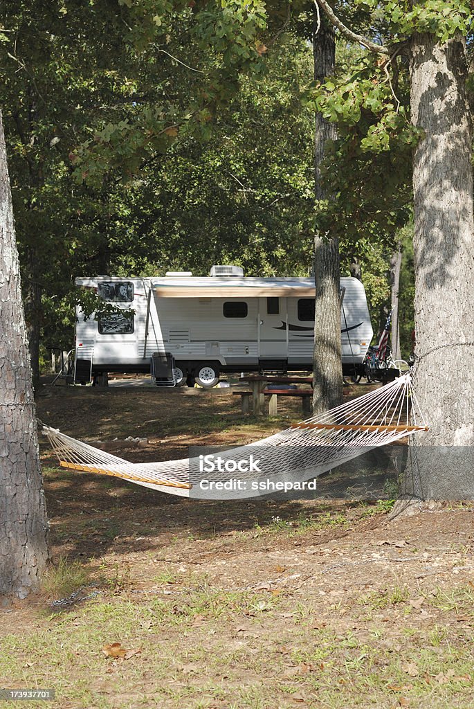 Hamac au terrain de camping et de camping-cars - Photo de Activité de loisirs libre de droits