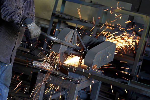 metal de trabalho no setor de metal cuting - foto de acervo