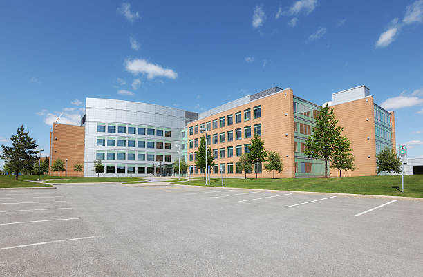 esterno di un edificio moderno institute - school secondary school building building exterior high school foto e immagini stock