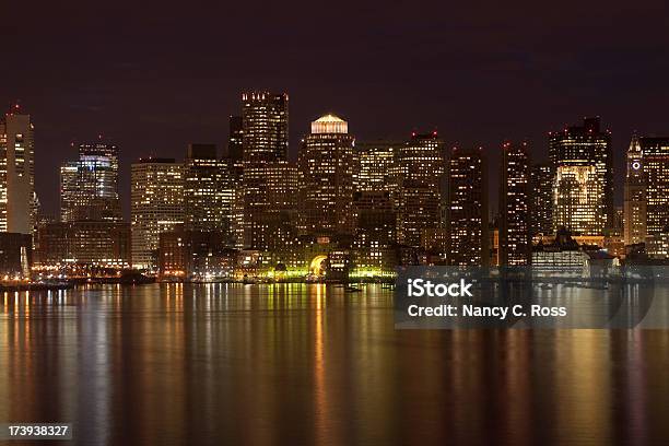 Porto De Boston Massachusetts À Noite Edifícios De Escritórios Luzes Horizonte Urban Vista Da Cidade - Fotografias de stock e mais imagens de Boston - Massachusetts