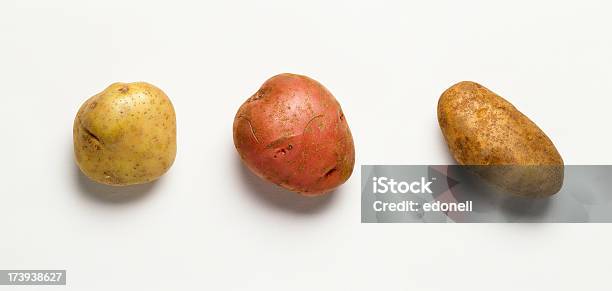 Três Batatas - Fotografias de stock e mais imagens de Fundo Branco - Fundo Branco, Batata vermelha, Batata Yukon Gold