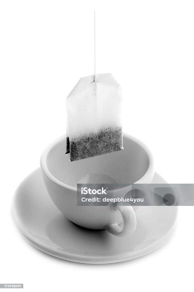 Wiszący Torebka herbaty w Filiżanka - Zbiór zdjęć royalty-free (Białe tło)