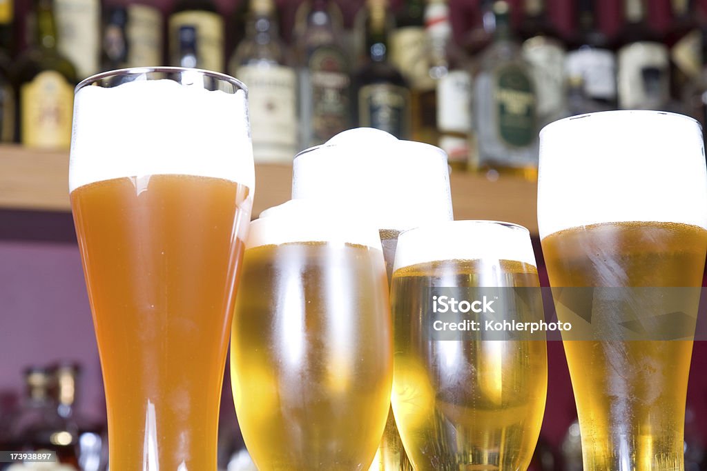 Diversi bicchieri di birra - Foto stock royalty-free di Bancone - Bar