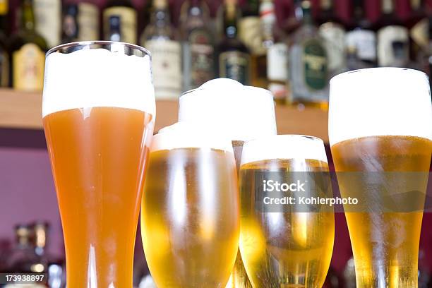 Diversi Bicchieri Di Birra - Fotografie stock e altre immagini di Bancone - Bar - Bancone - Bar, Baviera, Birra