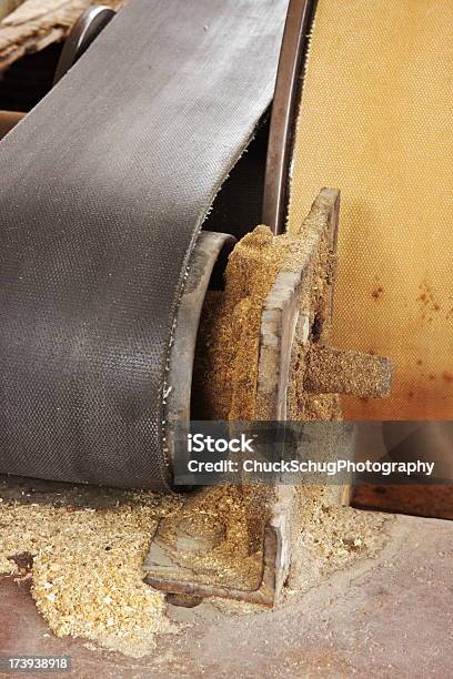 Cinturón Serrín Sierra De Madera Mill Foto de stock y más banco de imágenes de Almacén de madera - Almacén de madera, Amoladora, Aparato de producción de energía