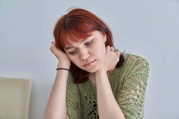 triste molesta adolescente femenina, pelirroja chica 19, 20 años de edad cara de cerca - one person one young woman only 18 19 years teenage girls fotografías e imágenes de stock