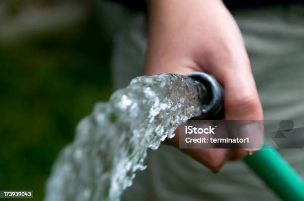 Annaffiare Primo Piano - Fotografie stock e altre immagini di Acqua - Acqua, Acqua fluente, Ambientazione esterna