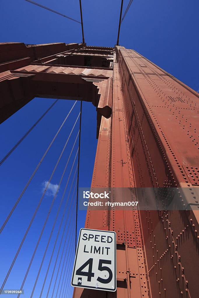 Speedlimit señal en el puente golden gate - Foto de stock de Cable de acero libre de derechos