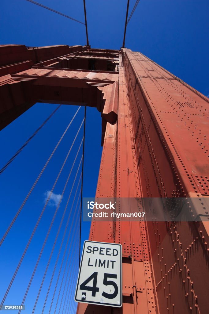 Speedlimit accedere al golden gate bridge - Foto stock royalty-free di Cavo d'acciaio