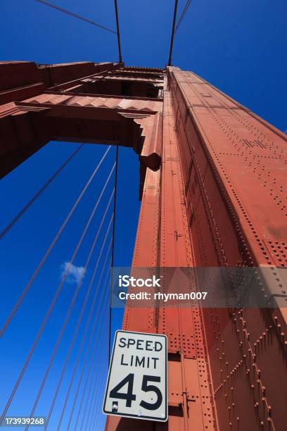 Speedlimit Accedere Al Golden Gate Bridge - Fotografie stock e altre immagini di Cavo d'acciaio - Cavo d'acciaio, Composizione verticale, Concetti