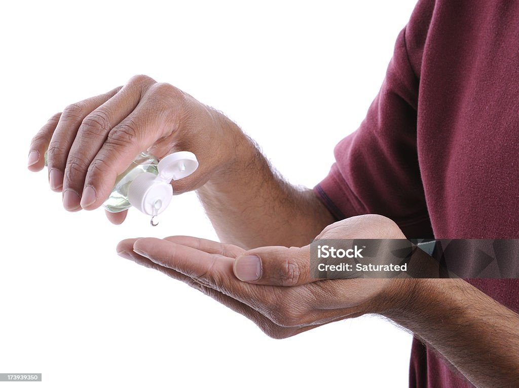 Uomo mani igienizzante con alcool detergente di Gel - Foto stock royalty-free di Disinfettante mani