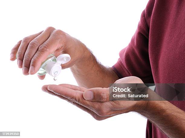 Uomo Mani Igienizzante Con Alcool Detergente Di Gel - Fotografie stock e altre immagini di Disinfettante mani